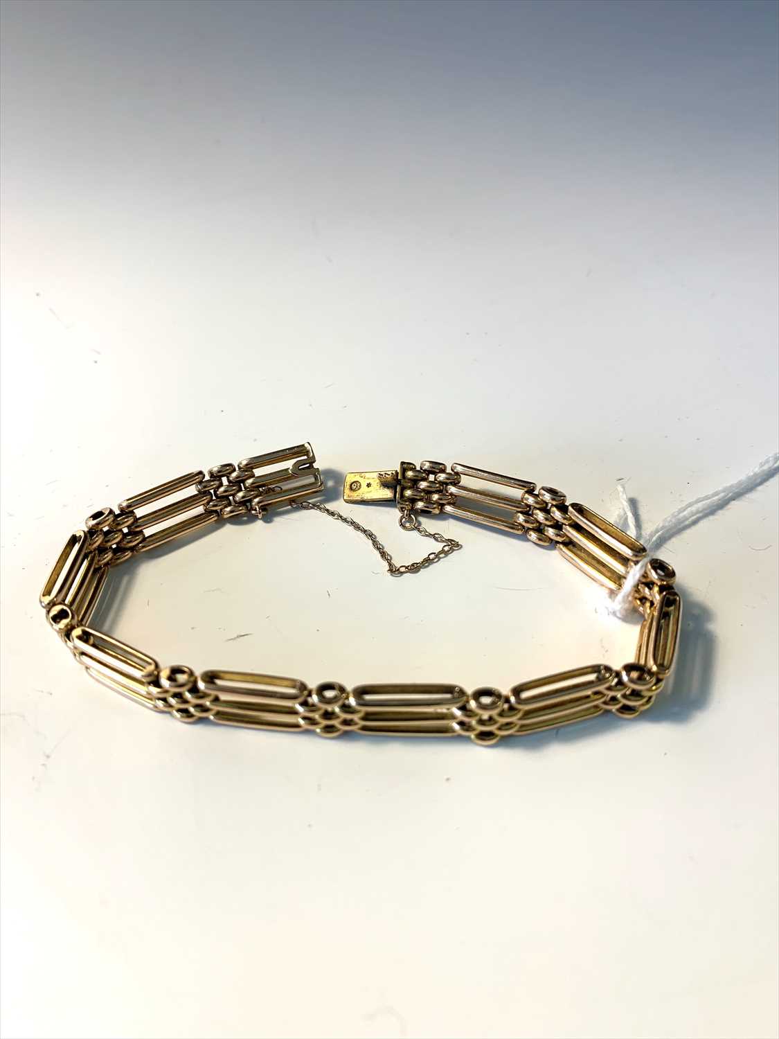 Lot 2654 - 3 bar gate linked 15ct bracelet