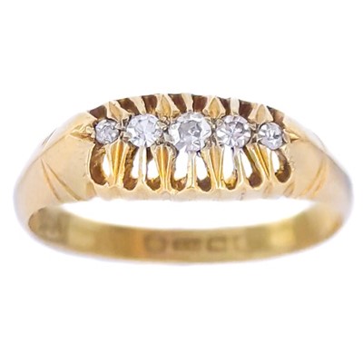 Lot 298 - An early 20th century 18ct graduated diamond set five stone ring.