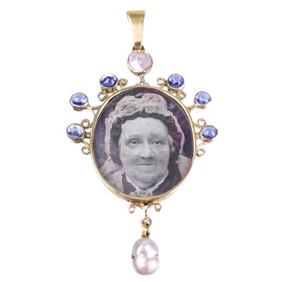 Lot 299 - A Victorian high purity gold cabochon sapphire and pearl set locket pendant.