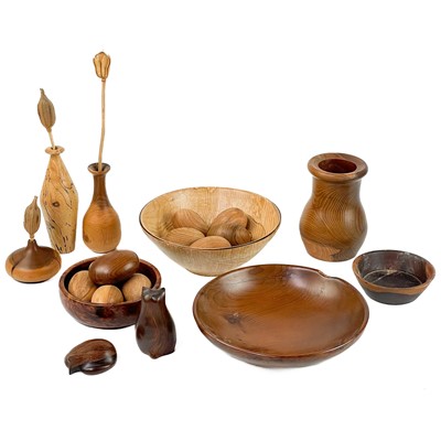 Lot 112 - A selection of wood turned and carved items.