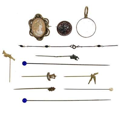 Lot 525 - A selection of jewellery.