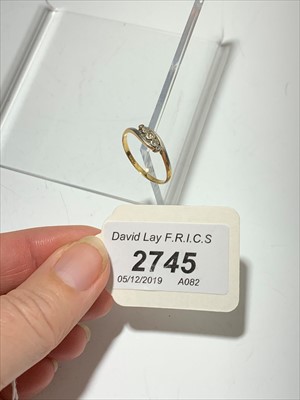 Lot 2553 - Three stone diamond cross over ring.