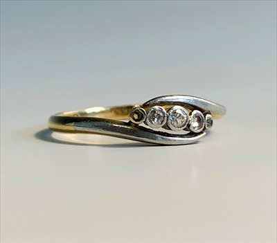 Lot 2553 - Three stone diamond cross over ring.