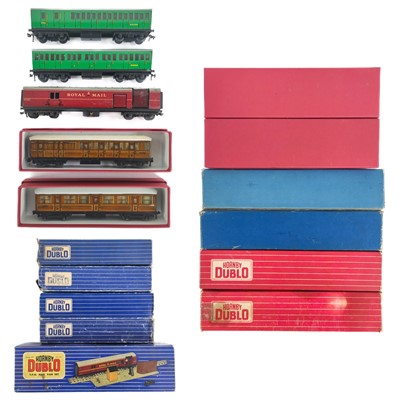 Lot 510 - Hornby Dublo 2 and 3rail carriages and Travelling Post Office