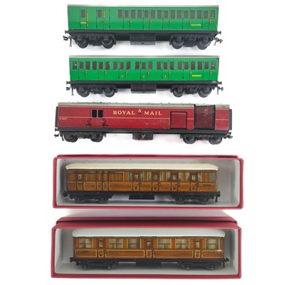 Lot 510 - Hornby Dublo 2 and 3rail carriages and Travelling Post Office