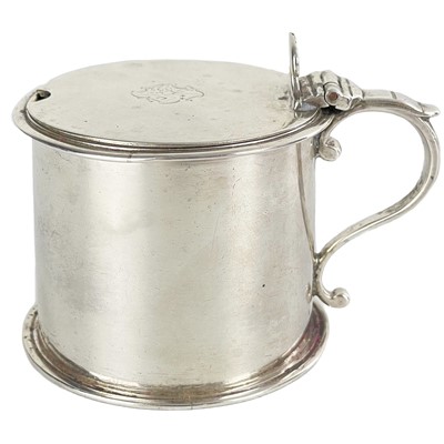 Lot 34 - A Victorian silver hinge lidded mustard pot by Robert Hennell.