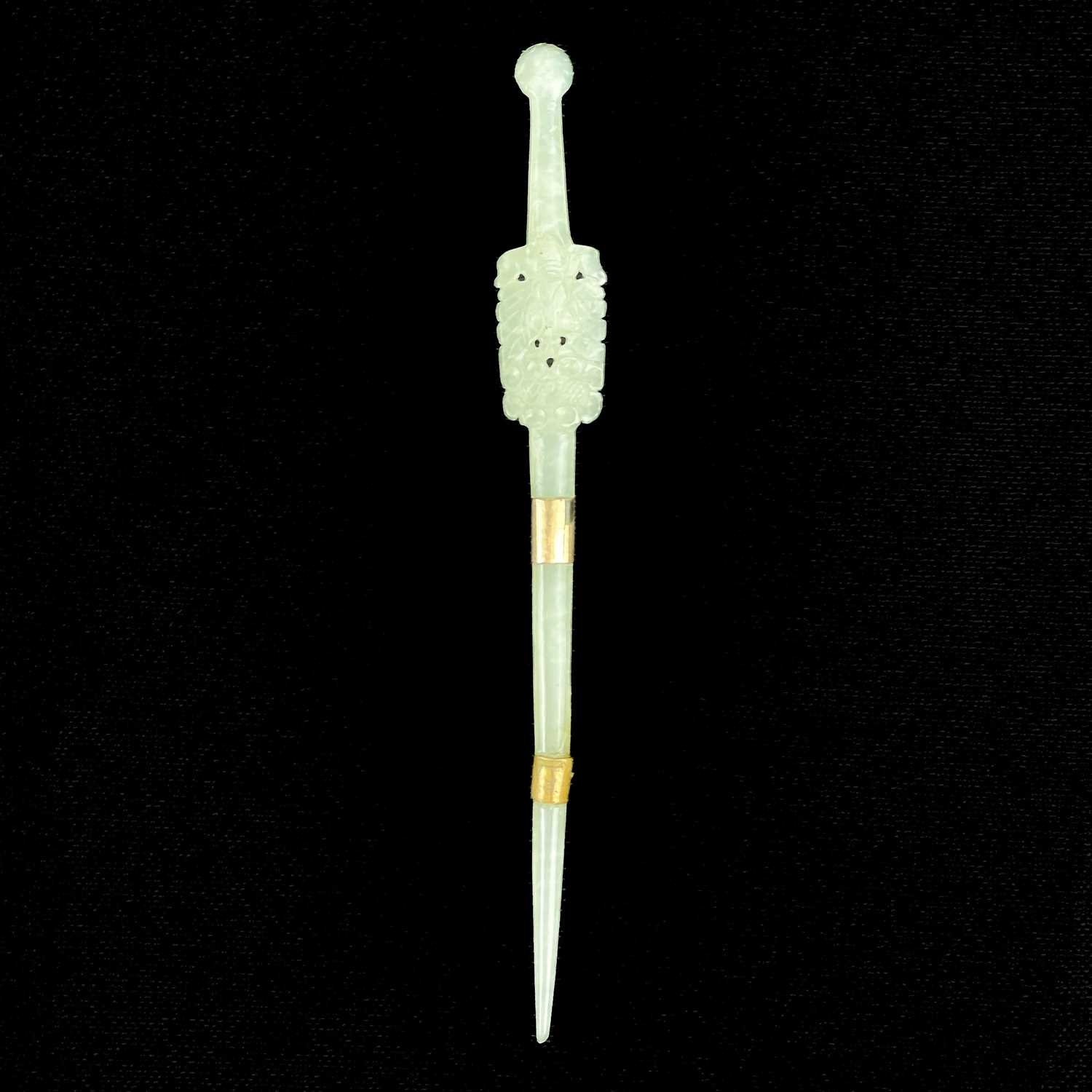 Lot 467 - A Chinese hardstone and yellow metal opium spoon, 19th century