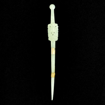 Lot 1208 - A Chinese hardstone and yellow metal opium spoon, 19th century