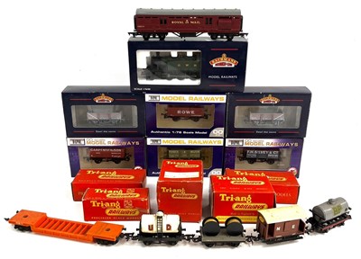 Lot 565 - OO gauge engine, wagons, track and accessories