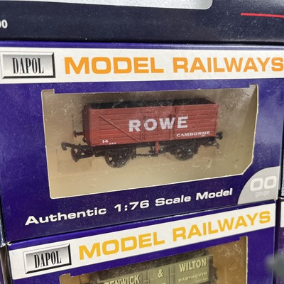 Lot 565 - OO gauge engine, wagons, track and accessories