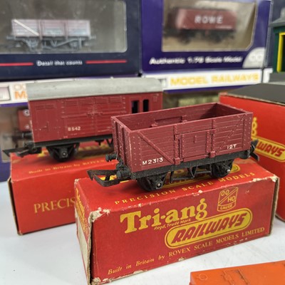 Lot 565 - OO gauge engine, wagons, track and accessories