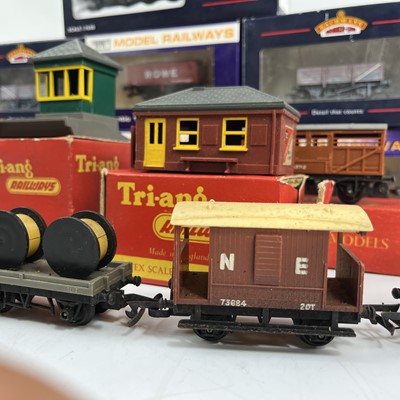 Lot 565 - OO gauge engine, wagons, track and accessories