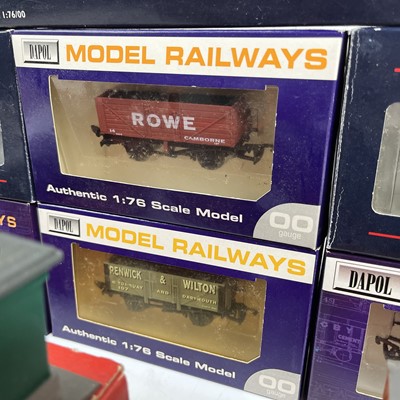 Lot 565 - OO gauge engine, wagons, track and accessories