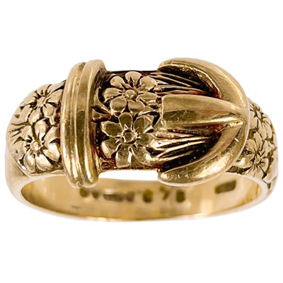 Lot 365 - A 9ct buckle ring.