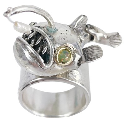 Lot 366 - A .999 fine silver 'Angler Fish' ring by James Suddaby.