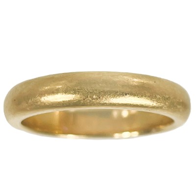 Lot 371 - An 18ct band ring.