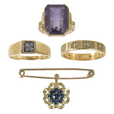 Lot 382 - A selection of 9ct jewellery.