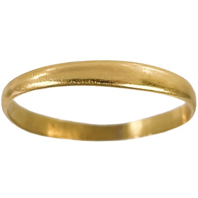 Lot 392 - A Victorian 22ct gold band ring.