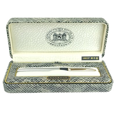 Lot 547 - A Fuliwen 18k gold plated fountain pen.