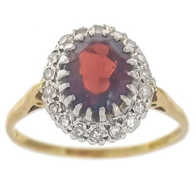 Lot 425 - An 18ct diamond and garnet set cluster ring.