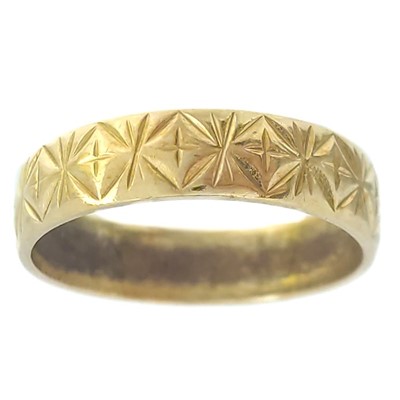 Lot 427 - An 18ct band ring with cut design