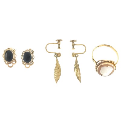 Lot 430 - A selection of gold jewellery.