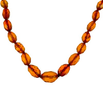 Lot 418 - An amber bead necklace.