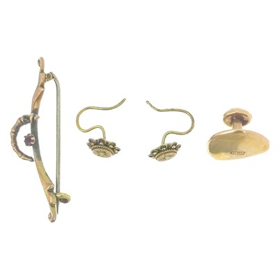 Lot 441 - A 15ct shirt stud, a pair of Victorian 9ct pearl set earrings and a 9ct brooch.