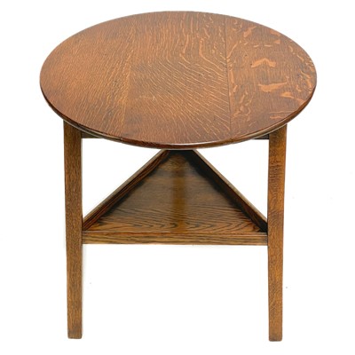 Lot 231 - An oak cricket table.