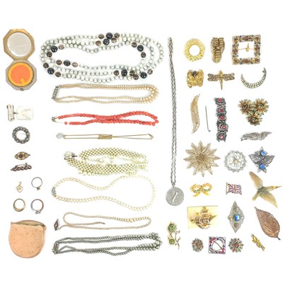 Lot 512 - A selection of costume jewellery.