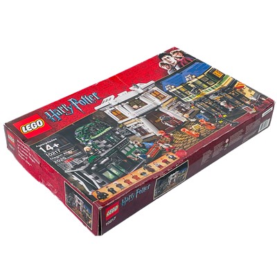 Lot 822 - Lego - Harry Potter - Diagon Alley model 10217