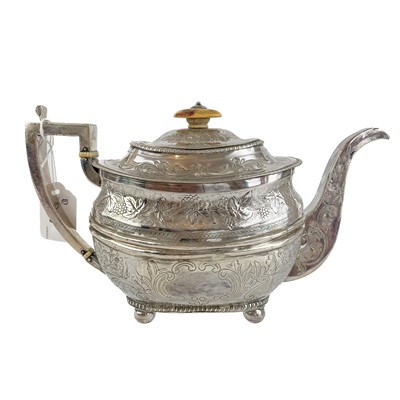 Lot 10 - A George III silver teapot by Duncan Urquhart & Naphtali Hart.