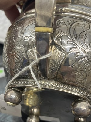 Lot 10 - A George III silver teapot by Duncan Urquhart & Naphtali Hart.