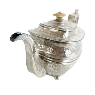 Lot 10 - A George III silver teapot by Duncan Urquhart & Naphtali Hart.