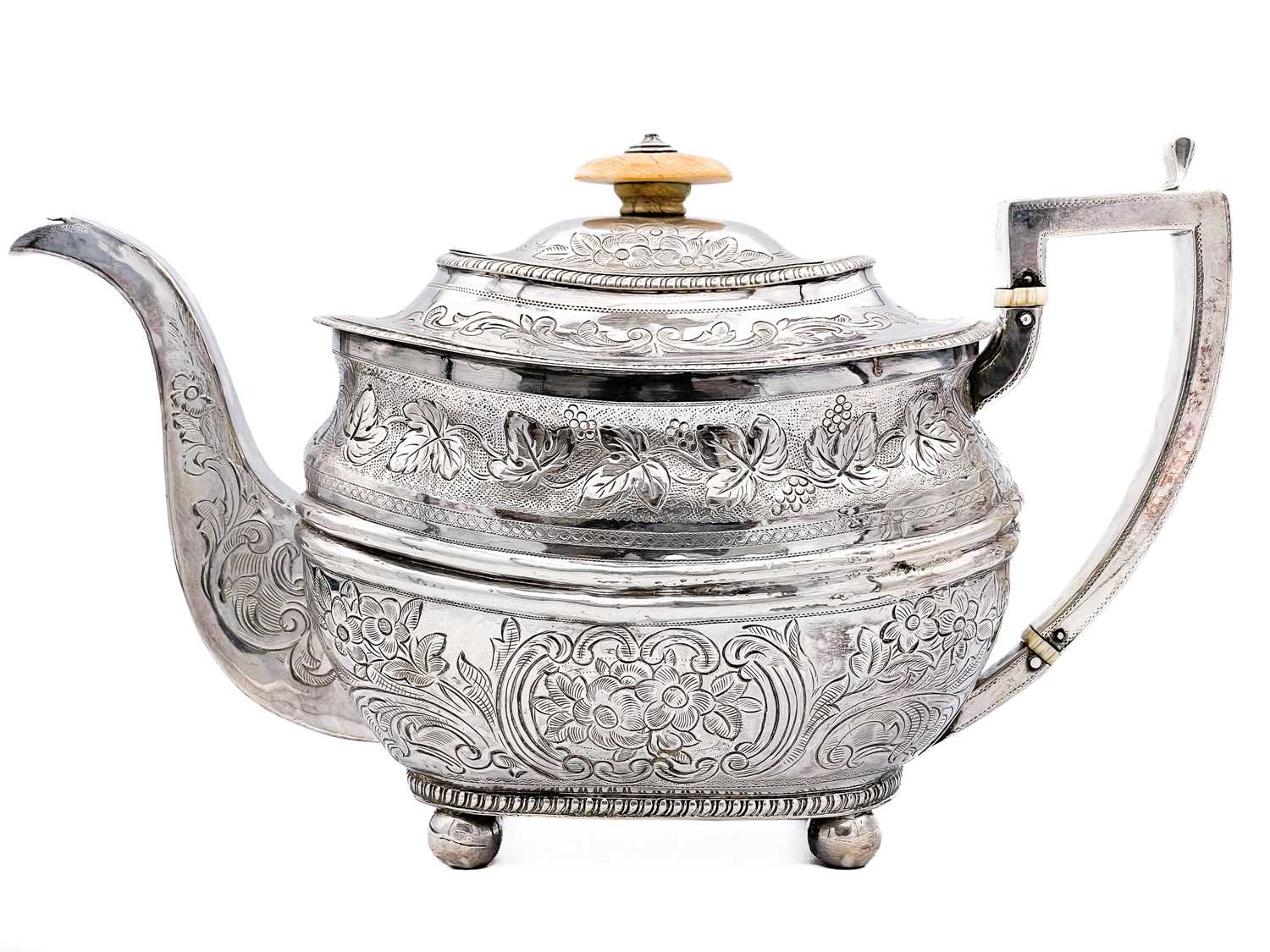 Lot 10 - A George III silver teapot by Duncan Urquhart & Naphtali Hart.