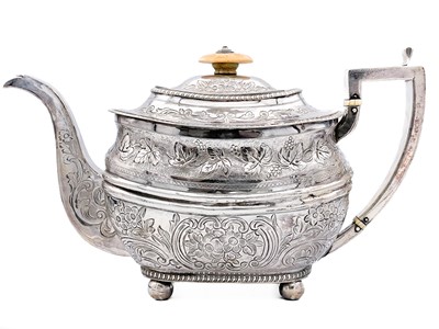 Lot 10 - A George III silver teapot by Duncan Urquhart & Naphtali Hart.