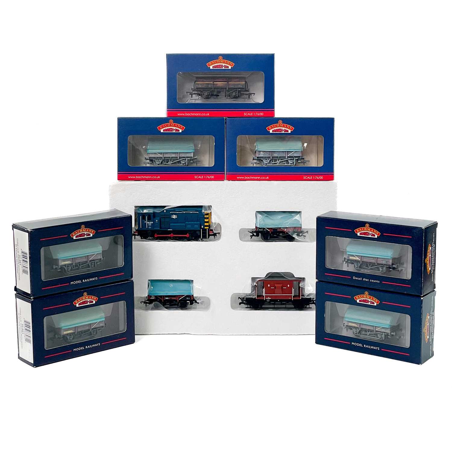 Lot 578 - Cornwall Interest - Bachmann "00" Diesel Shunter set & 5 plank China Clay wagons etc