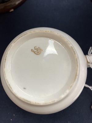 Lot 287 - A Chelsea Derby porcelain custard cup and cover circa 1770.