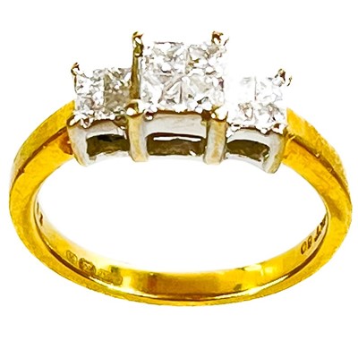 Lot 477 - An 18ct diamond set ring.