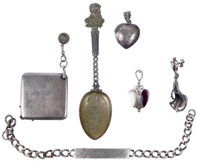 Lot 493 - A selection of silver jewellery items.