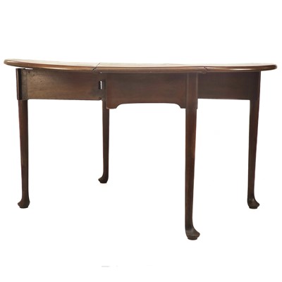 Lot 415 - A Georgian mahogany drop leaf table.