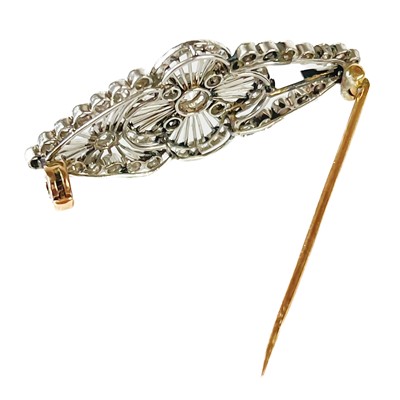 Lot 82 - A Belle Epoque platinum diamond set brooch.