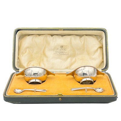 Lot 118 - A George V Scottish silver cased pair of quaich form salts and spoons by Brook & Son.