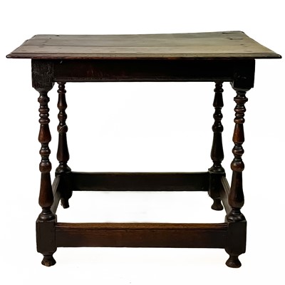 Lot 32 - An oak side table.