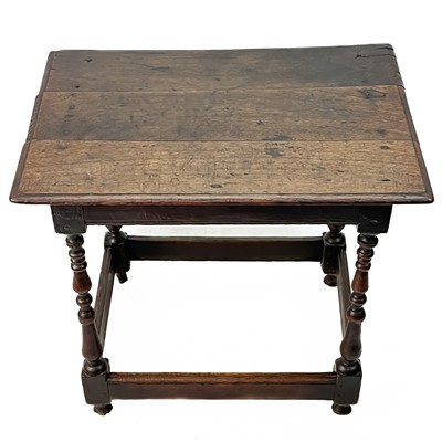 Lot 32 - An oak side table.