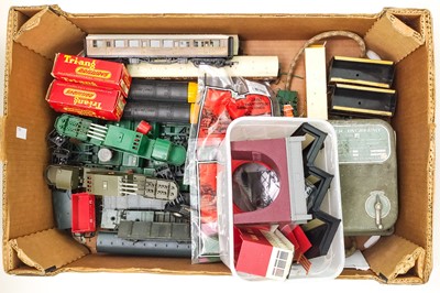 Lot 666 - "00" gauge railway - Tri-ang military train etc.