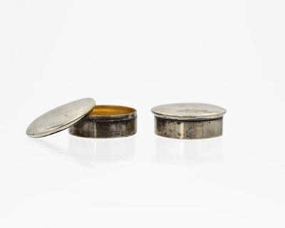 Lot 165 - A pair of George V silver pill boxes by Synyer & Beddoes.