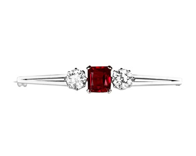 Lot 36 - An attractive 1.98ct certified diamond and synthetic ruby set three-stone platinum bar brooch.