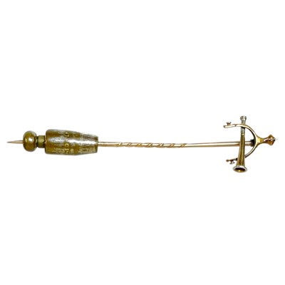Lot 64 - A gold spur and hunting horn stick pin.