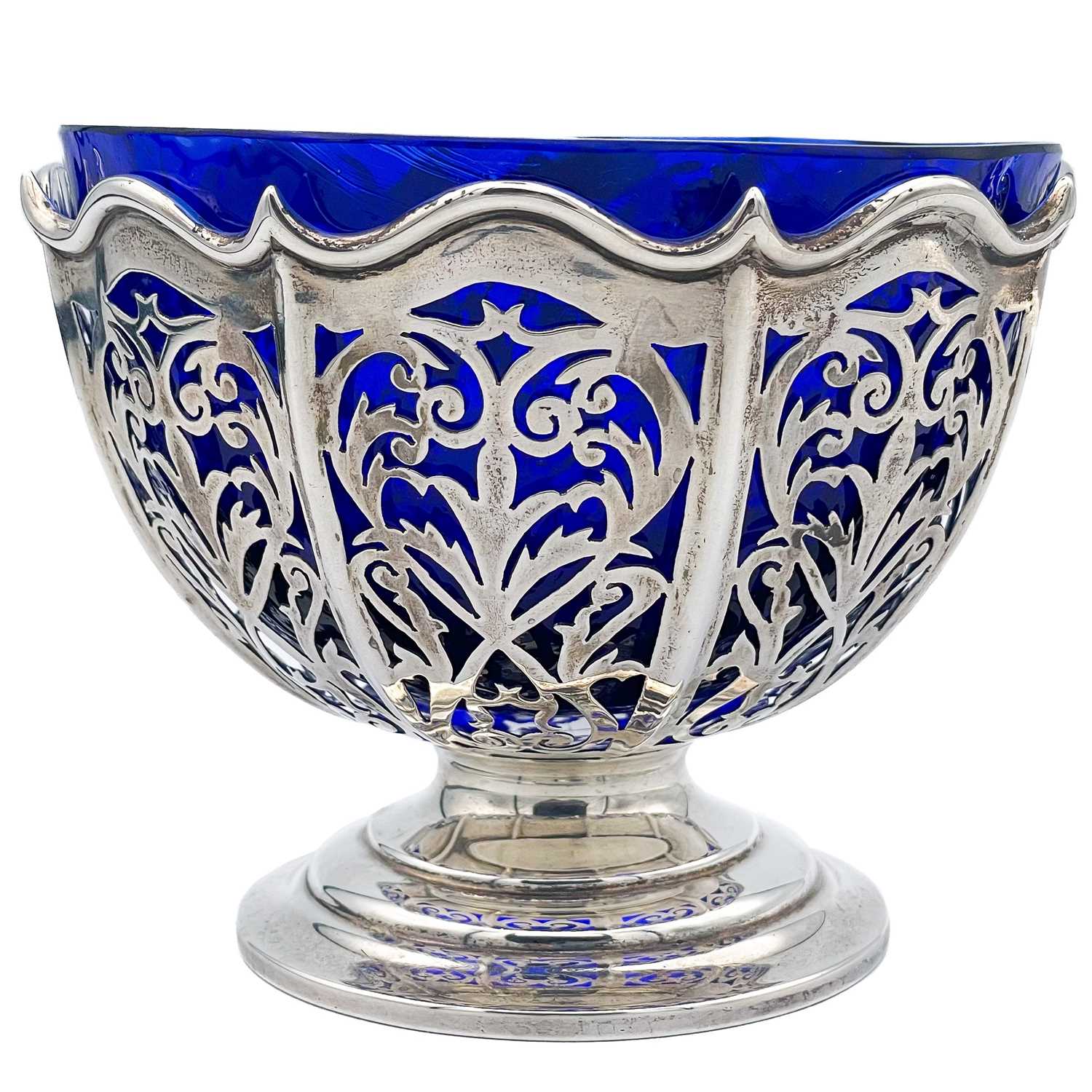 Lot 119 An Edwardian silver sugar bowl with blue